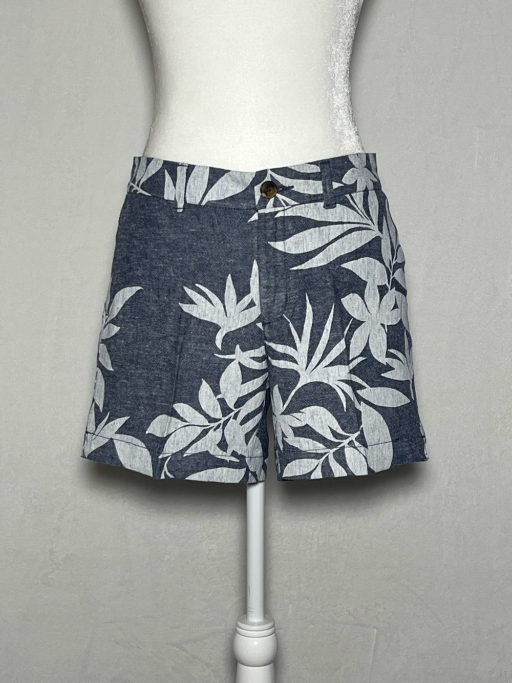 OLD NAVY Blue and White Tropical Print Linen Blend Everyday Shorts - size 6